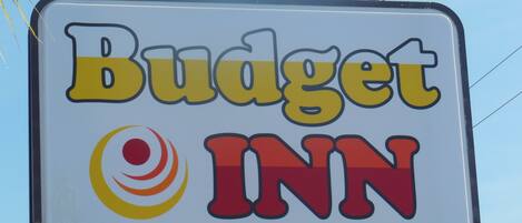 A sign for Budget Inn with a vacancy notice.