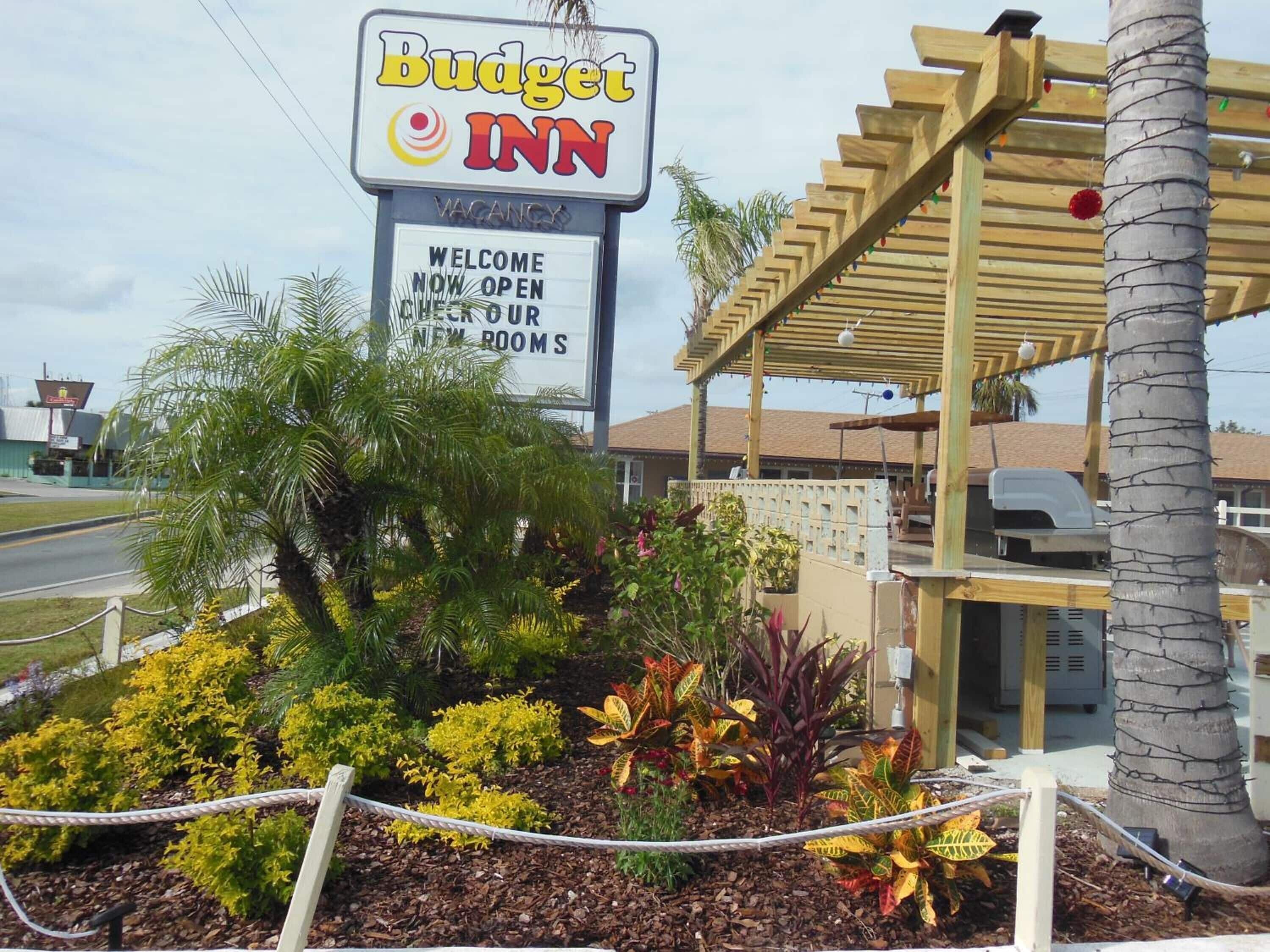 A Budget Inn sign with a message welcoming guests to check out new rooms.