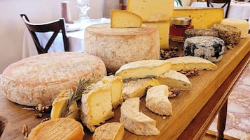 Se sirven desayunos, almuerzos, cenas y cocina local