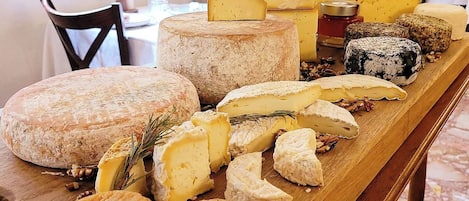 Se sirven desayunos, comidas, cenas y cocina local