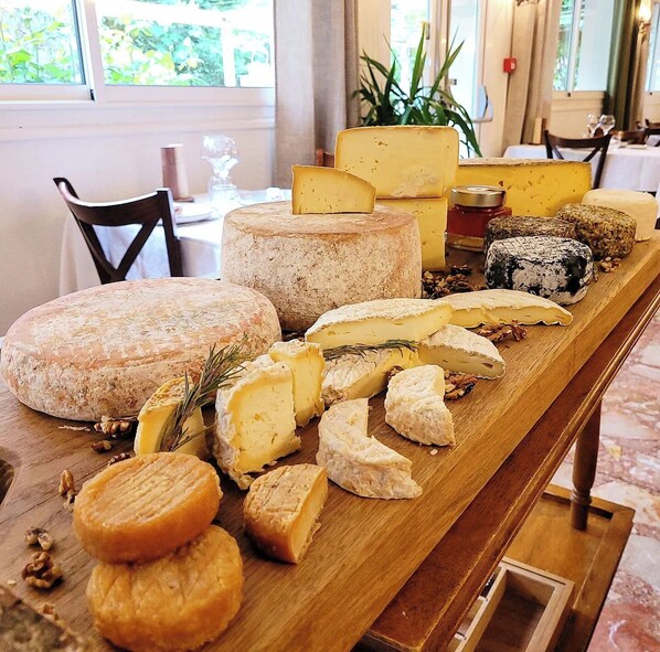 Breakfast, lunch, dinner served; local cuisine 