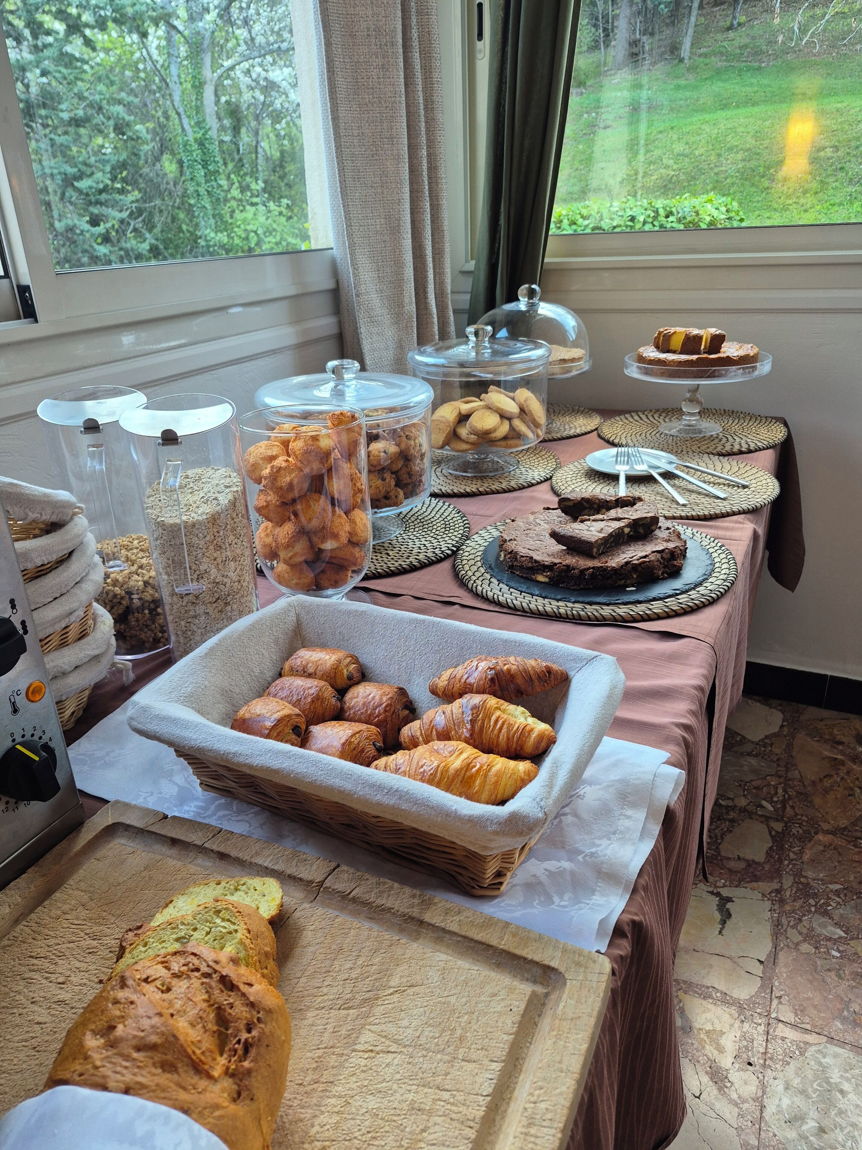 Daily buffet breakfast for a fee