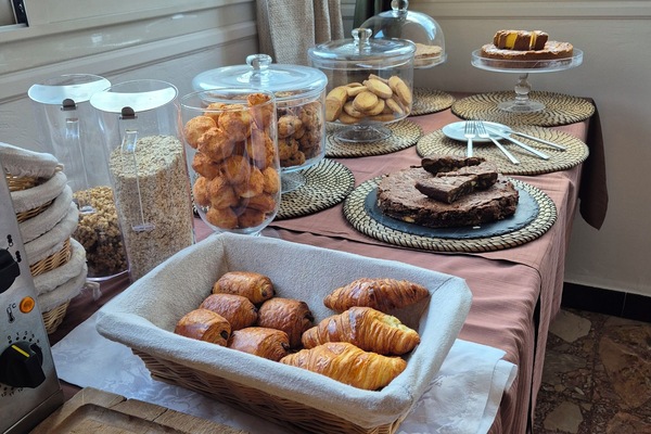 Daily buffet breakfast for a fee