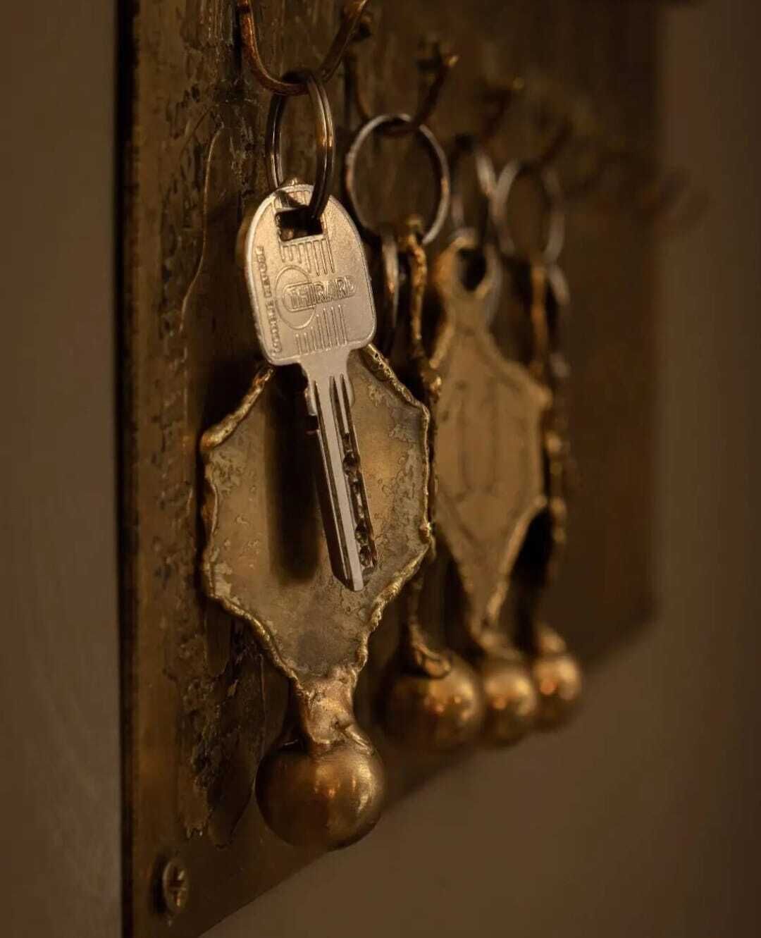 Un conjunto de llaves colgadas sobre una superficie metálica.