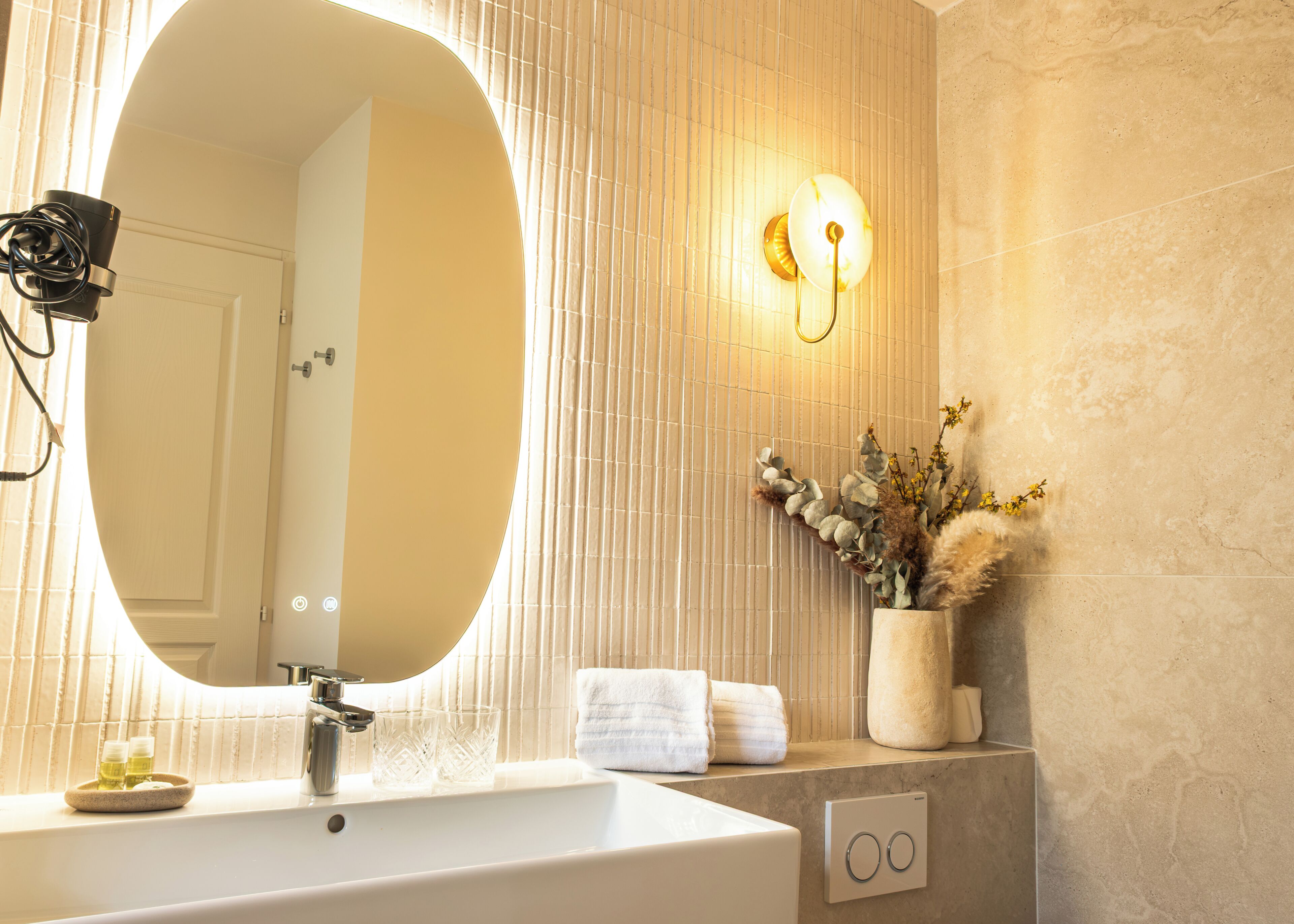 Produtos de toalete grátis, secador de cabelo, toalhas de banho 