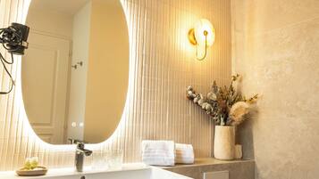 Produtos de toalete grátis, secador de cabelo, toalhas de banho