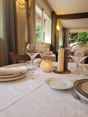 Breakfast, lunch, dinner served; local cuisine 