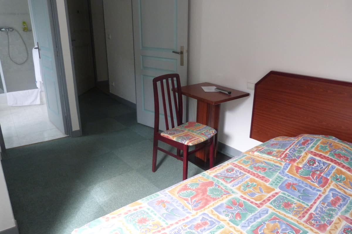 Standard Room | Meja, kalis bunyi, seterika/papan seterika, katil lipat simpan/tambahan