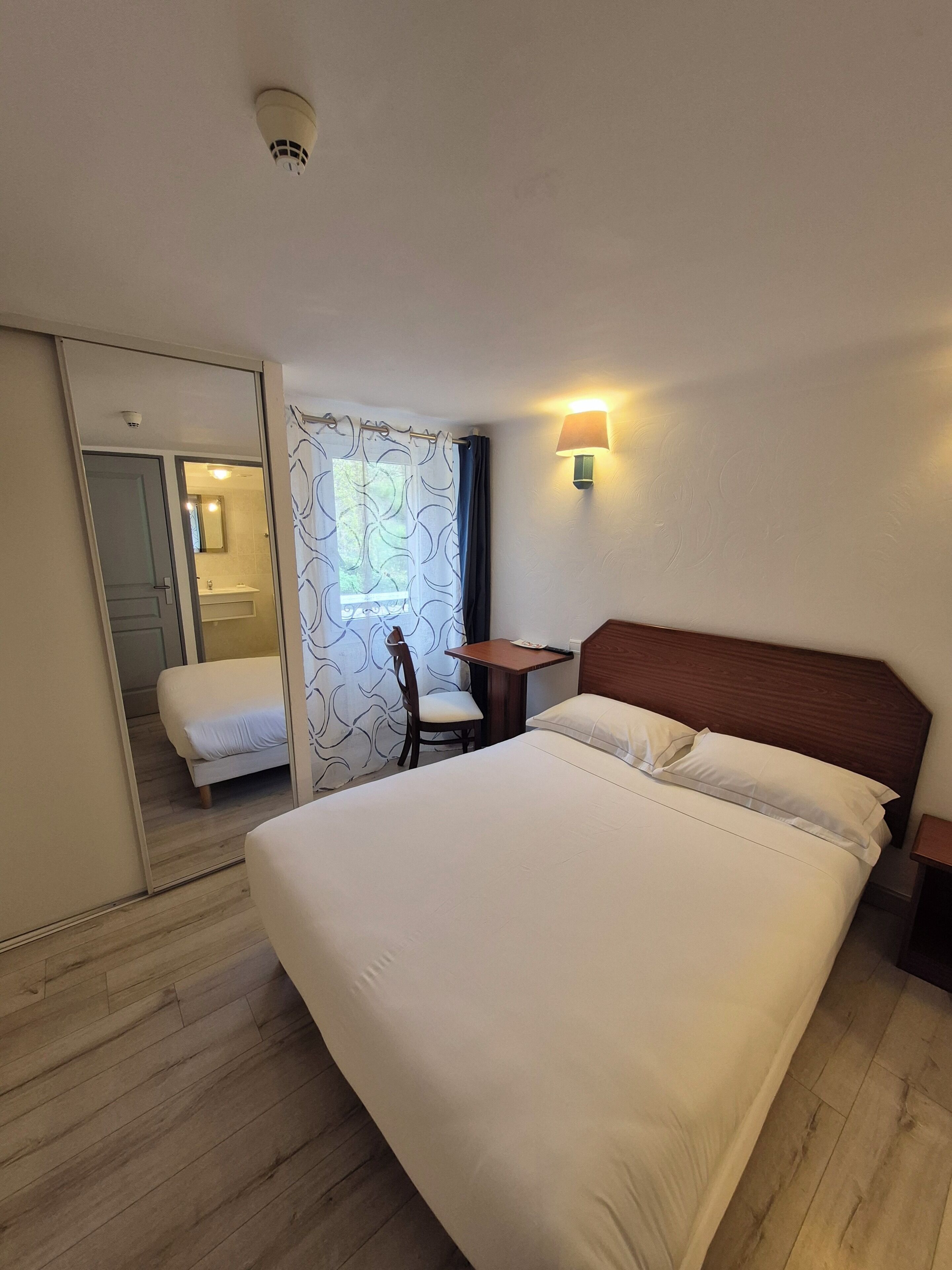 Habitación estándar | Escritorio, insonorización, tabla de planchar con plancha y camas extra 