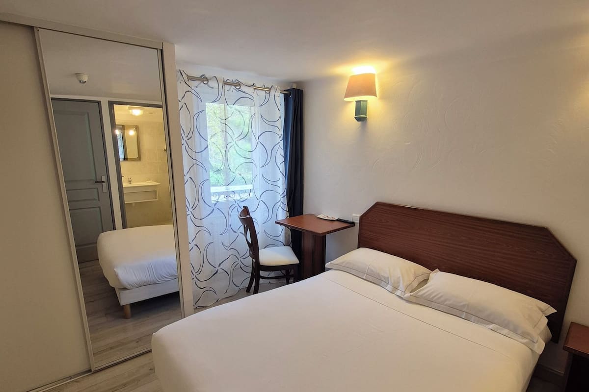 Escritorio, sistema de insonorización y tabla de planchar con plancha