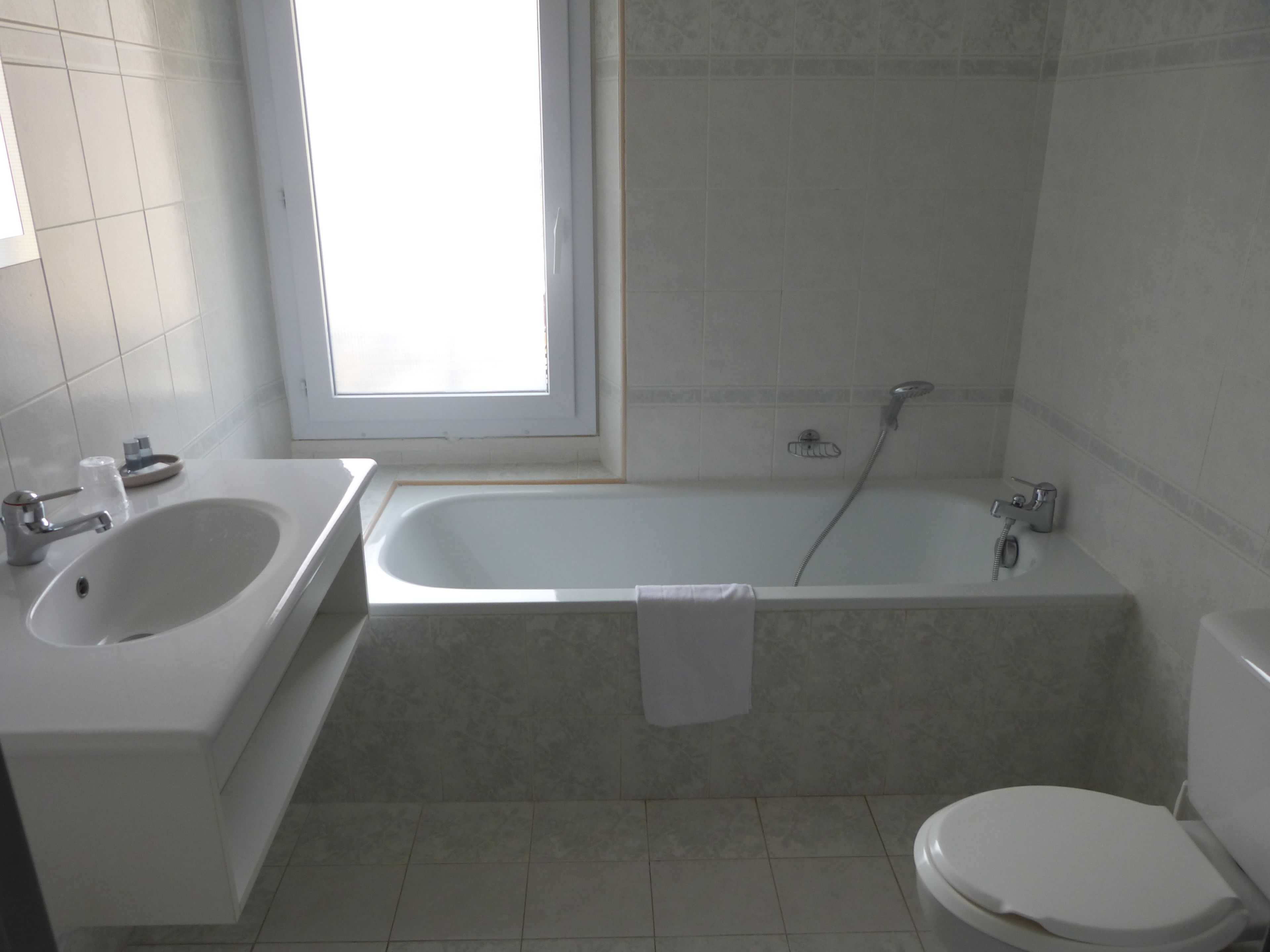 superior room | bathroom | free toiletries, hair dryer, towels