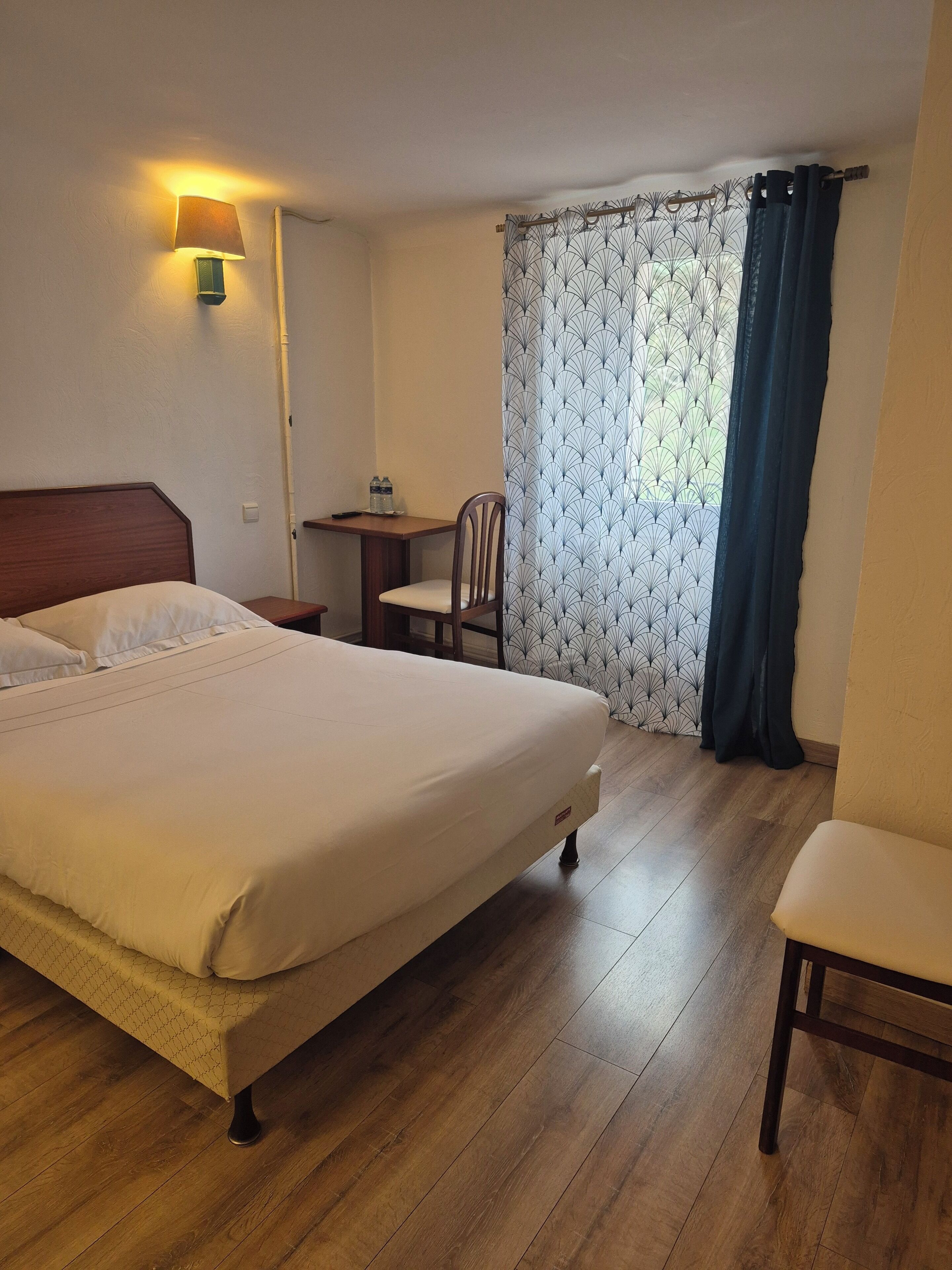 Habitación clásica | Escritorio, insonorización, tabla de planchar con plancha y camas extra 