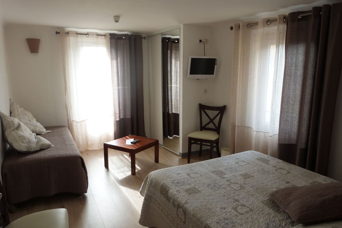 Superior Room | Meja, kalis bunyi, seterika/papan seterika, katil lipat simpan/tambahan