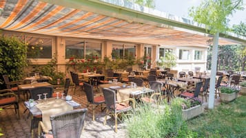 Breakfast, lunch, dinner served; local cuisine