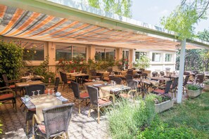 Se sirven desayunos, comidas, cenas y cocina local 