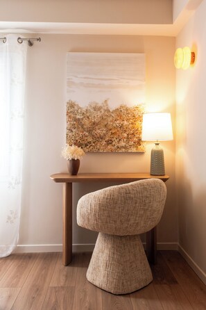 Escritorio, sistema de insonorización y tabla de planchar con plancha 