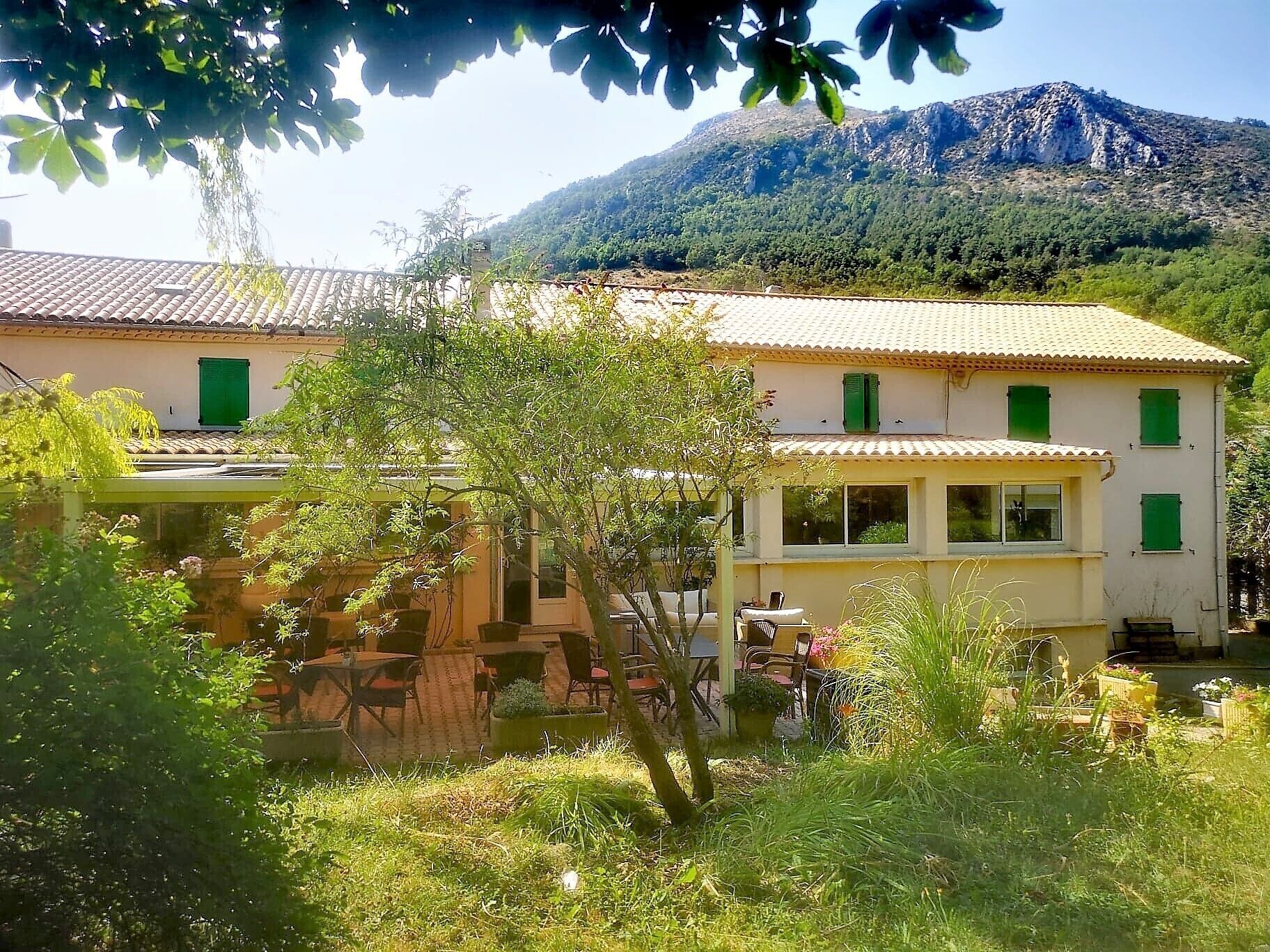 Vista frontal de la propiedad