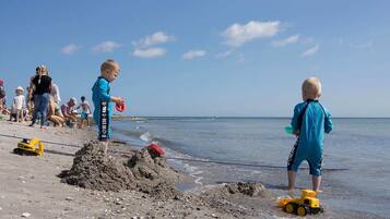 En la playa y playa de arena blanca
