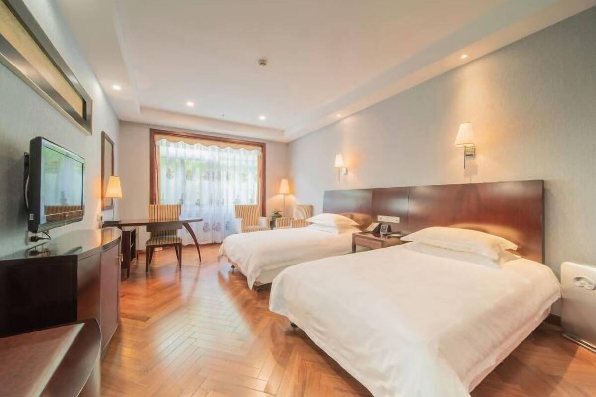 Minibar, két bảo mật tại phòng, đồng hồ báo thức 