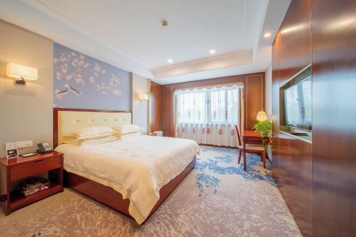 Minibar, két bảo mật tại phòng, đồng hồ báo thức 
