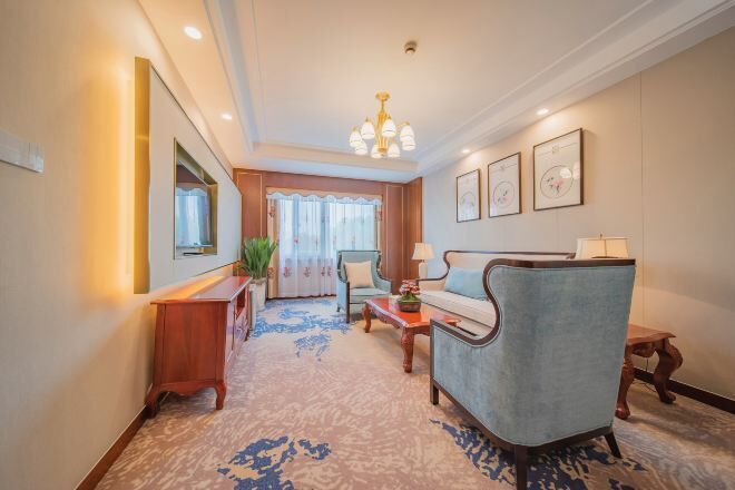 ミニバー、セーフティボックス (室内)、アラーム付き時計