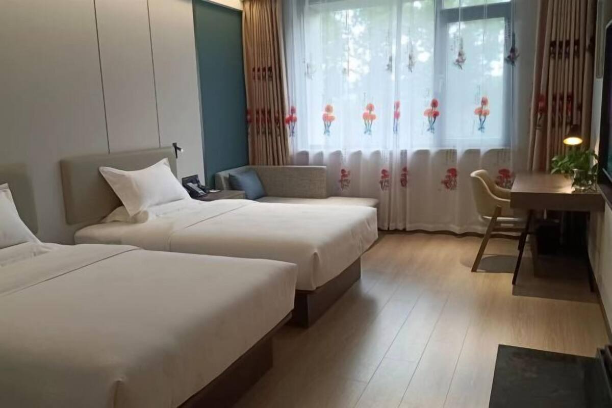 Minibar, in-room safe, alarm clocks