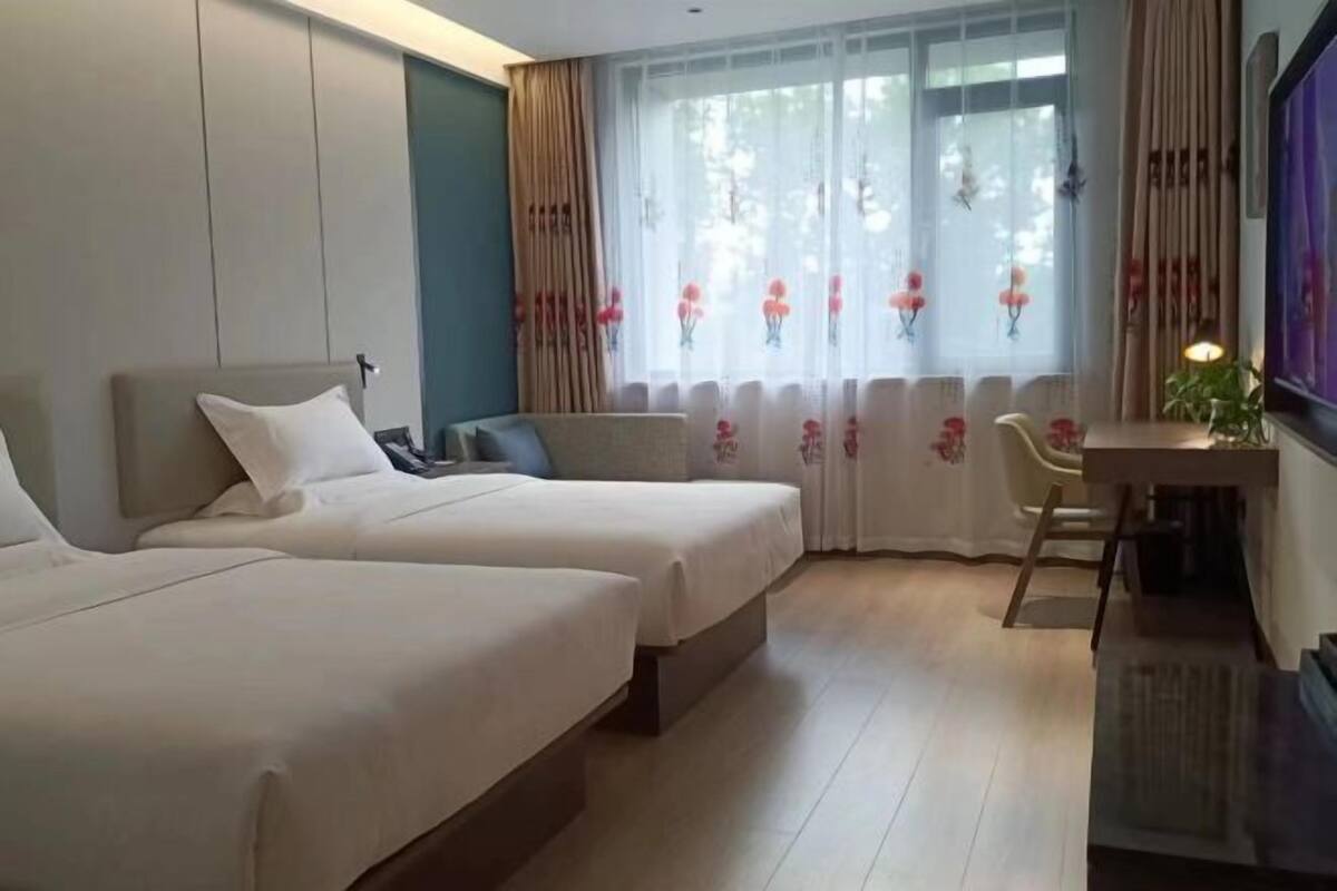 Minibar, két bảo mật tại phòng, đồng hồ báo thức 
