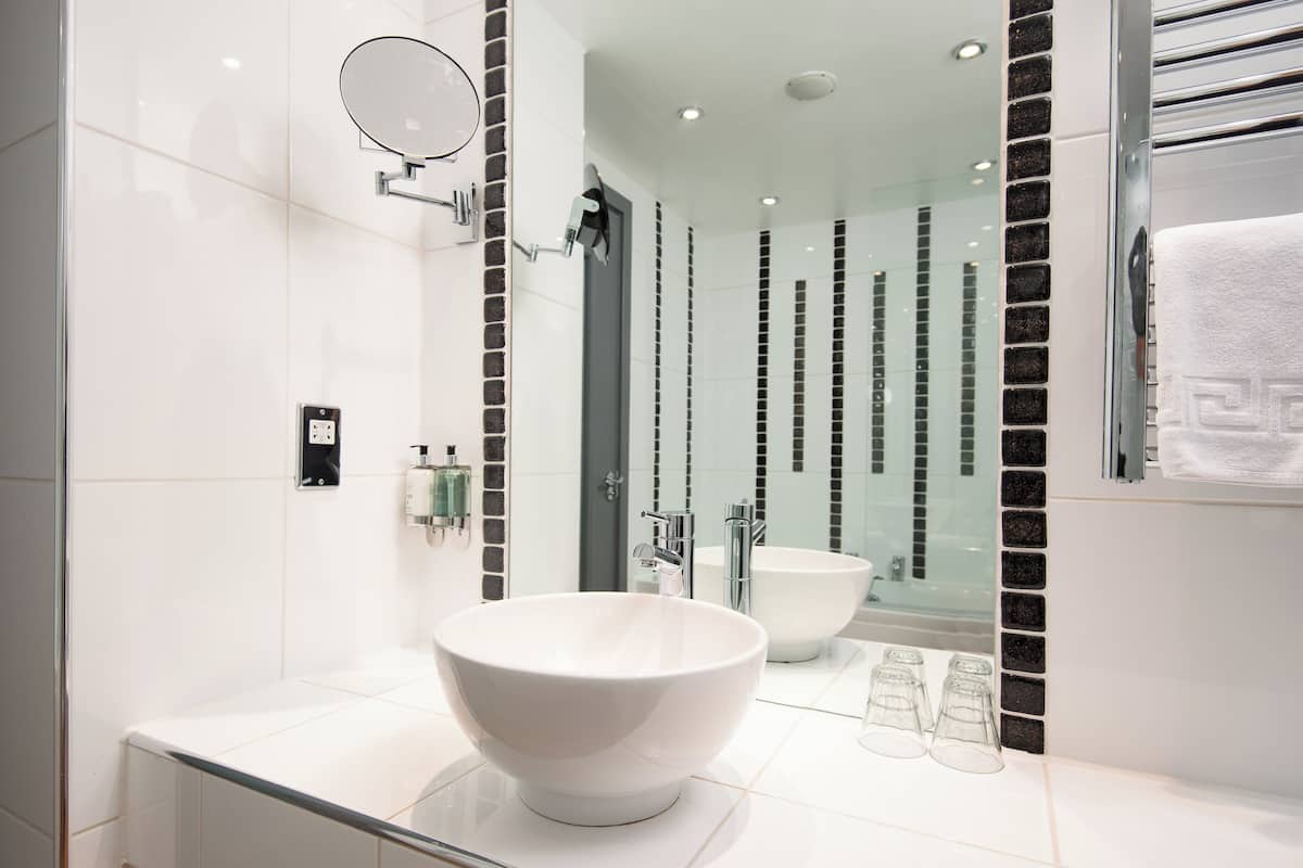 double room | 1 bedroom, in-room safe, desk, iron/ironing board