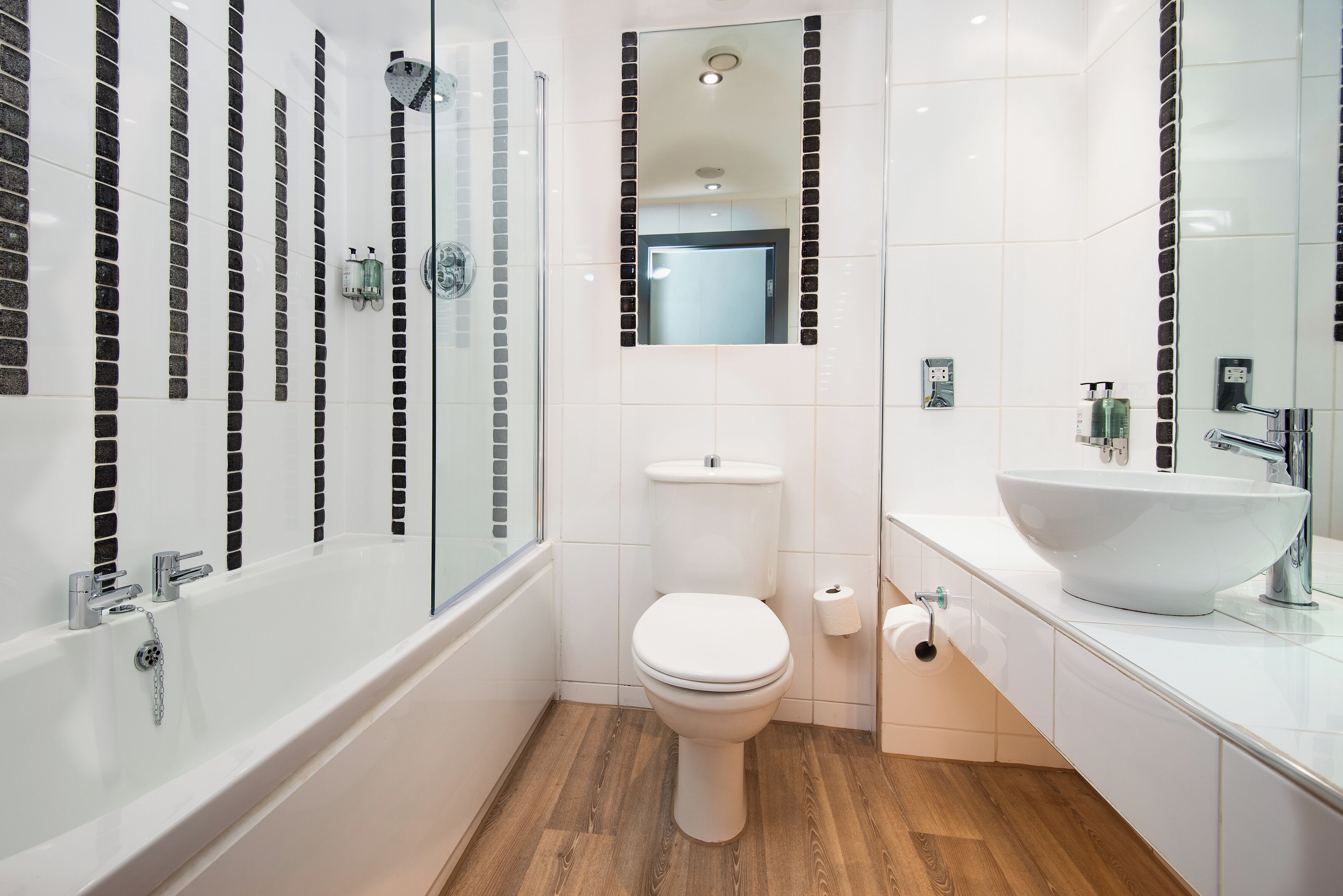 combined shower/bathtub, hair dryer, towels