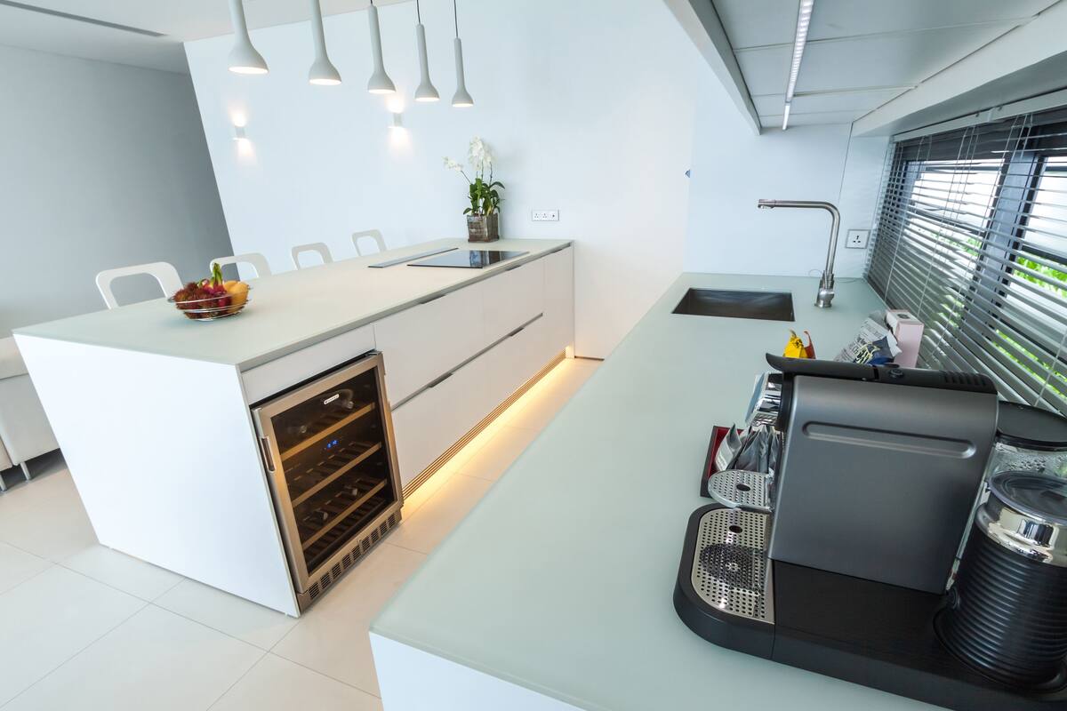 full-sized fridge, microwave, oven, stovetop