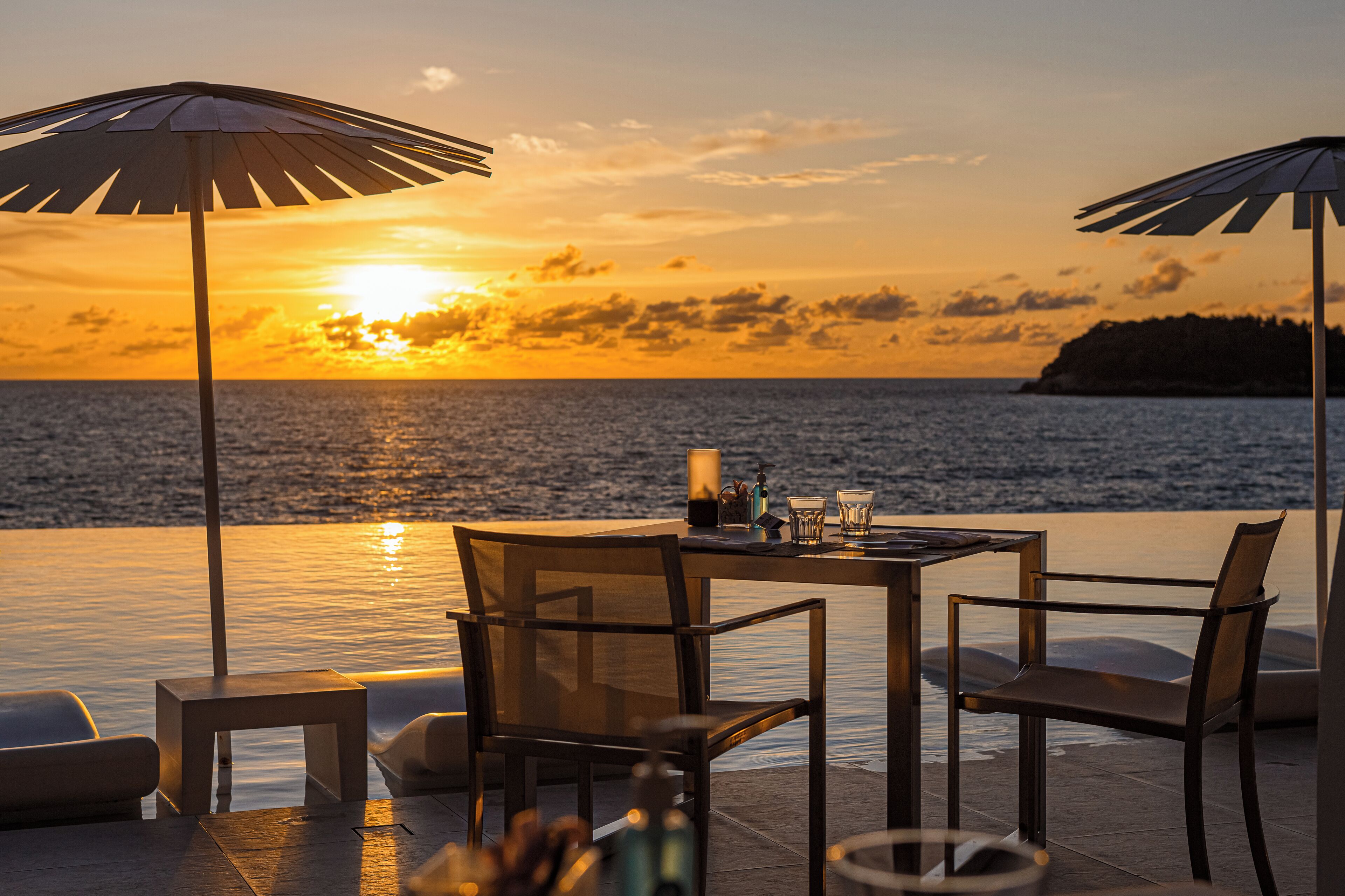 breakfast, lunch, dinner served; international cuisine