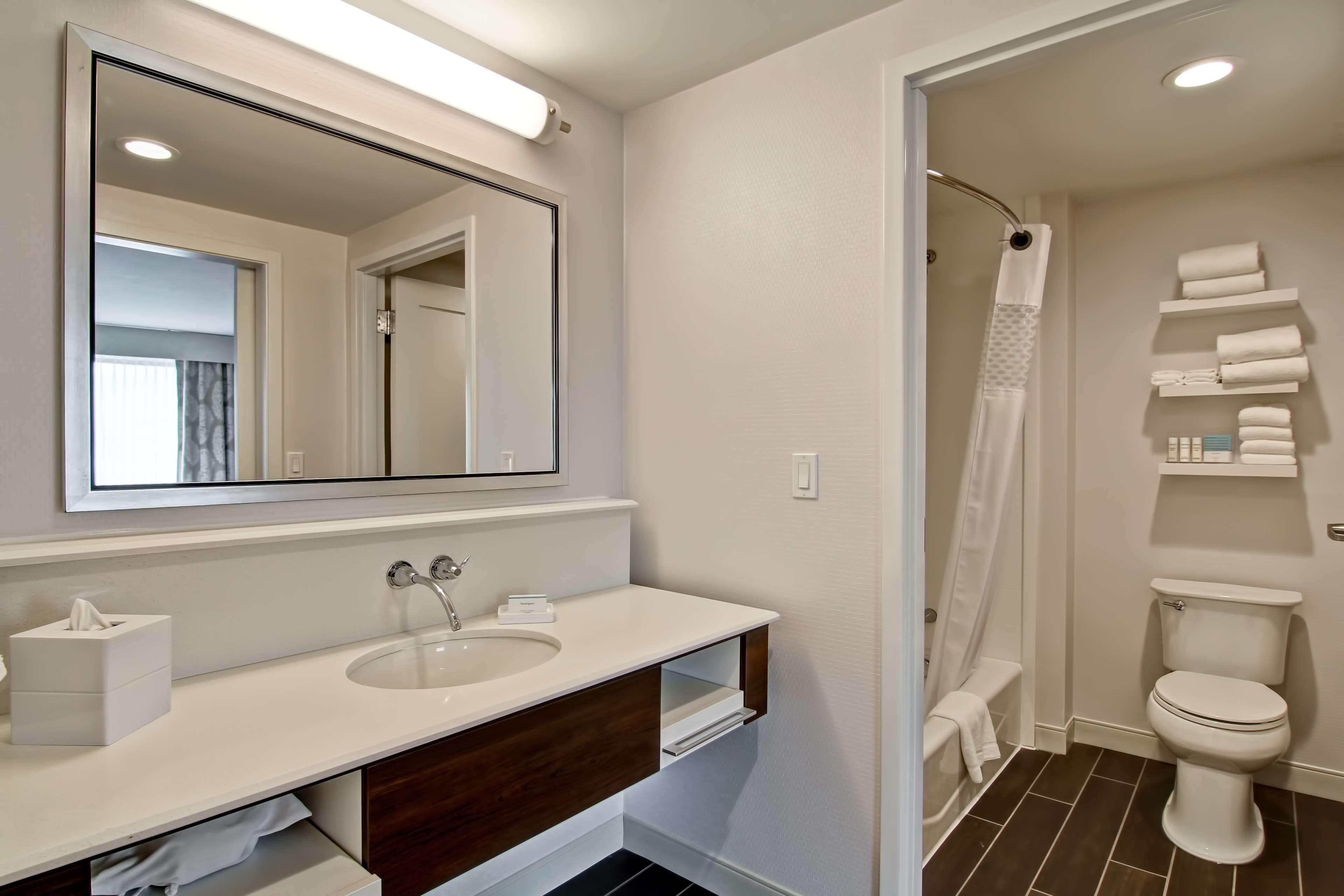 combined shower/bathtub, hair dryer, towels