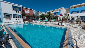 Piscine extérieure (ouverte en saison), parasols de plage