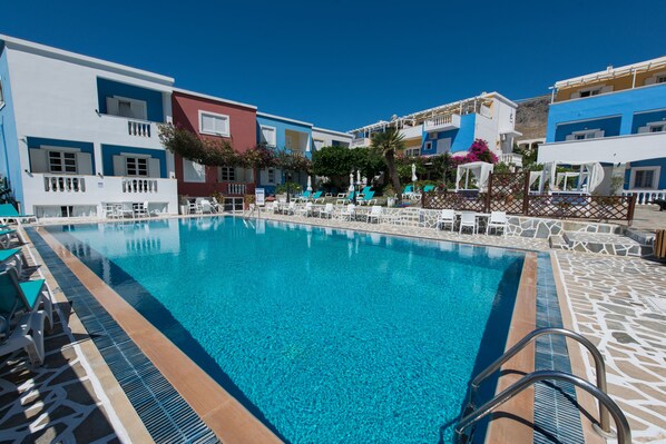 Außenpool (je nach Saison geöffnet), Sonnenschirme, Liegestühle