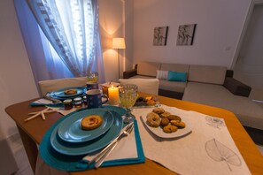 Family Apartment, 1 Bedroom | In-room dining