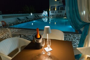 Poolside bar