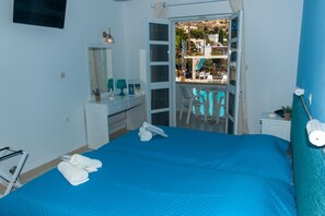 基础客房, 2 张单人床, 泳池景观 | 办公桌、笔记本电脑工作区、隔音、免费 WiFi