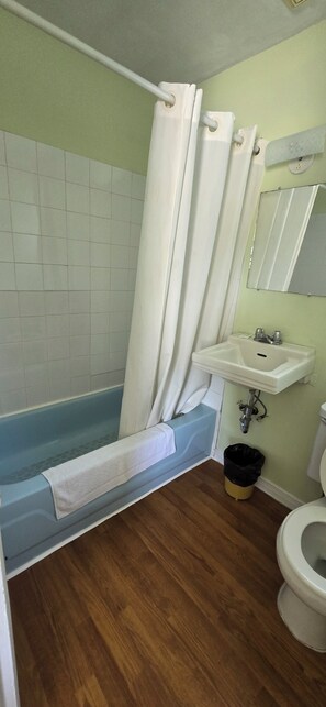 Standard Room, 1 Queen Bed | Bathroom