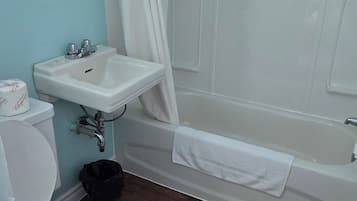 Kamar Standar, 2 Tempat Tidur Double | Kamar mandi | Shower dan pengering rambut