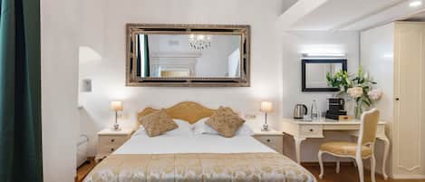 Deluxe Double Room | 1 bedroom, in-room safe, desk, iron/ironing board