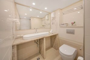 デラックス ダブルルーム | バスルーム | シャワー、バスアメニティ (無料)、ヘアドライヤー、バスローブ