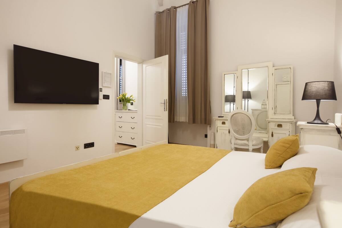 1 chambre, coffres-forts dans les chambres, bureau