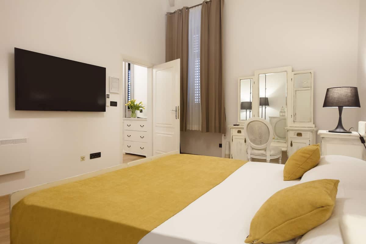 1 Schlafzimmer, Zimmersafe, Schreibtisch, Bügeleisen/Bügelbrett