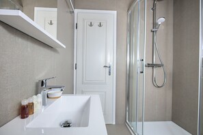 Appartement Supérieur, 1 chambre | Salle de bain | Douche, articles de toilette gratuits, sèche-cheveux, peignoirs