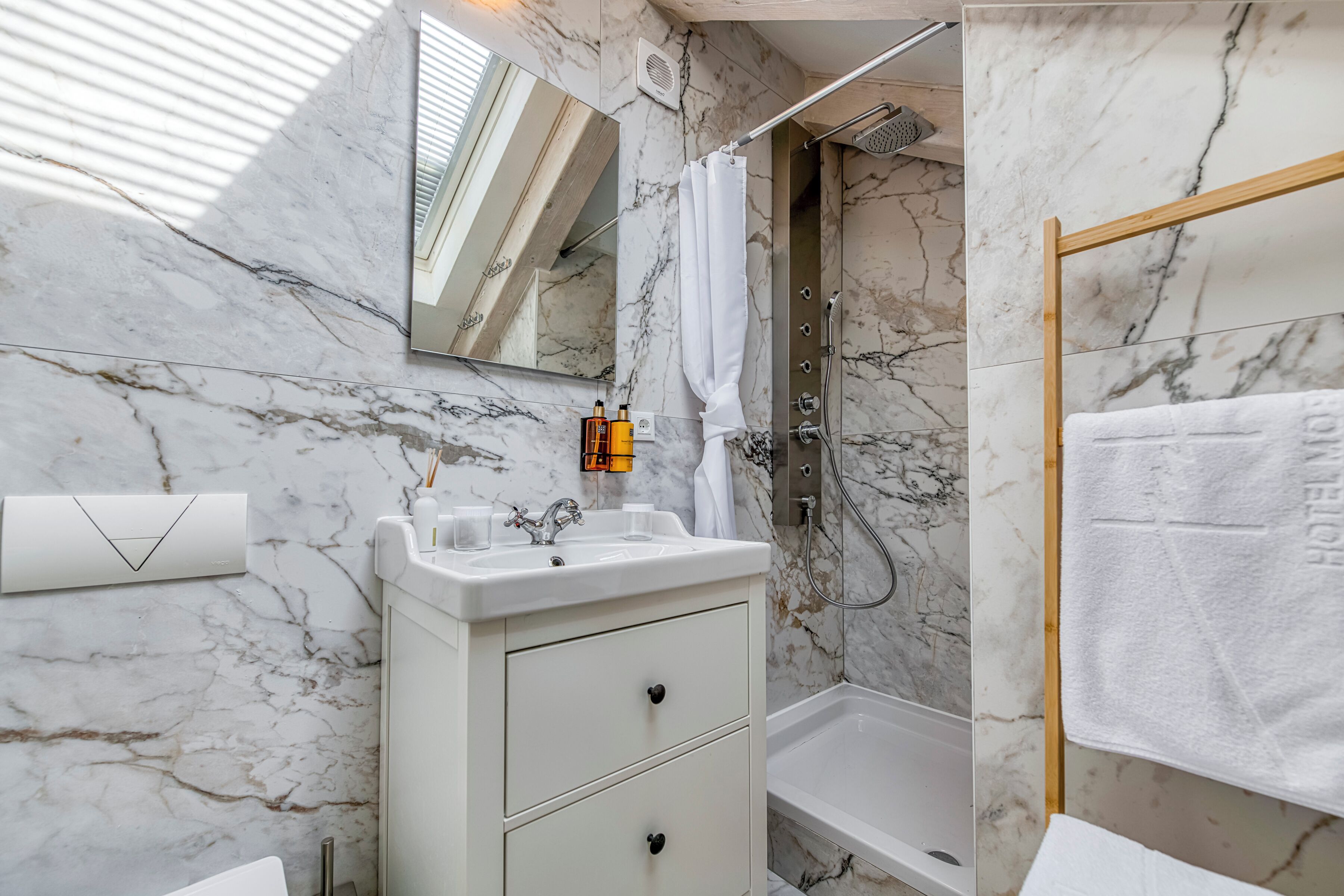 Superior Apartment, 1 Bedroom | Bathroom | Shower, free toiletries, hair dryer, bathrobes