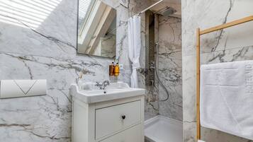 Superior Apartment, 1 Bedroom | Bathroom | Shower, free toiletries, hair dryer, bathrobes