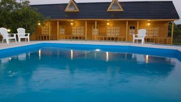 2 hồ bơi ngoài trời