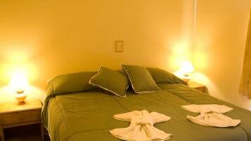 Phòng 4 | Bàn, nôi (giường cho trẻ sơ sinh) miễn phí