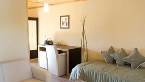 A bedroom with a bed, a desk, and a chair. - Vistalba Lodge (Luján de Cuyo)