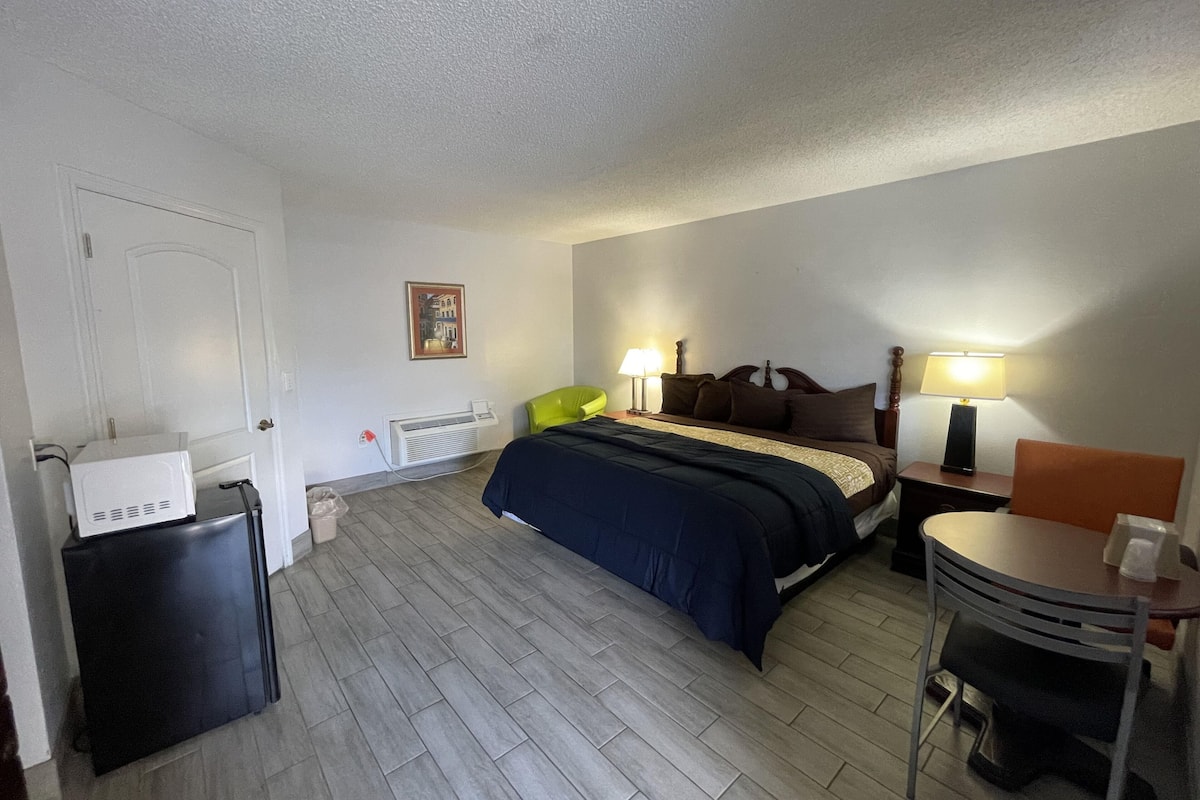 Room, 1 King Bed, Non Smoking | Iron/ironing board, free WiFi, bed sheets